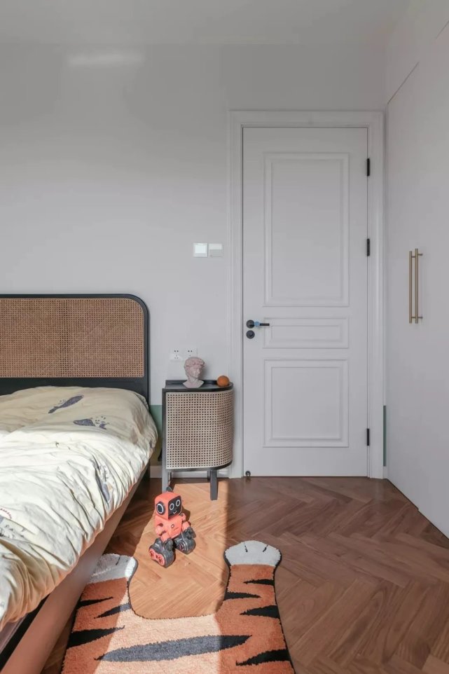 98㎡文艺复古风,大胆跳色+通铺人字拼地板,感受一整屋的浪漫