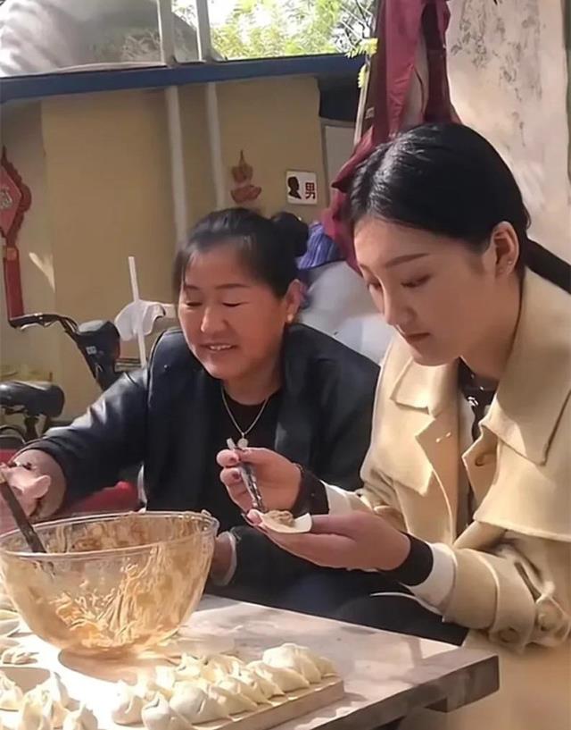 陈亚男|陈亚男采访风波后首次直播,仅两小时就被中断,目前橱窗已无商品