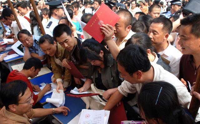 教师|铁饭碗变金饭碗?国家一锤定音,这个行业升级了,年薪最高70万