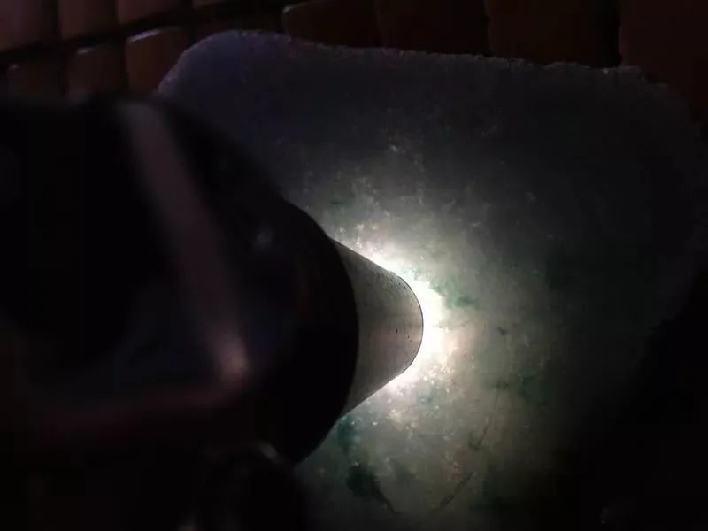 飘花翡翠|沙粒粗糙均匀的翡翠原石，从中一刀，竟收获一堆冰飘花翡翠！