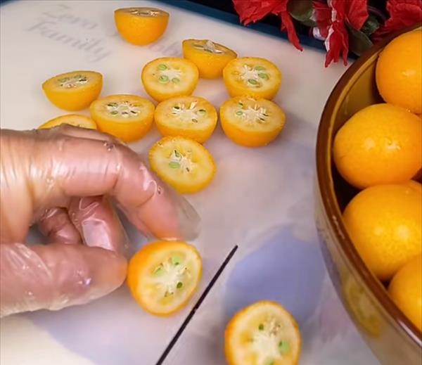 脾胃|秋天的金桔，别再直接吃了，用来泡水特香甜，还能预防感冒咳嗽