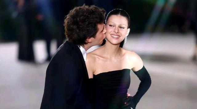 布鲁克林|小贝儿子太宠妻！盛装出席秀恩爱，吻妮可拉脸颊，富家千金绝美