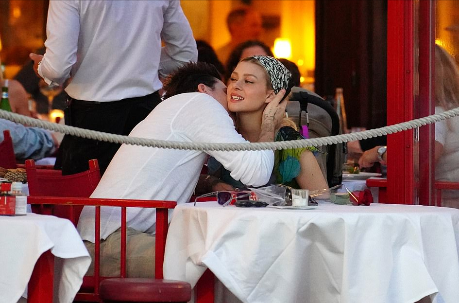 |大布和新婚妻子度蜜月！胡子拉碴好沧桑，亲脖子又亲脸当街撒狗粮