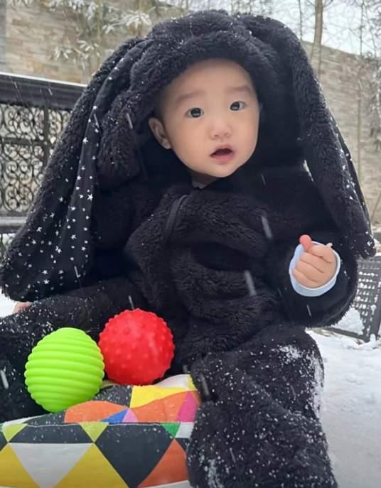 海哈金喜|海哈金喜带女儿赏雪,奶奶和孙女互动有爱,太温暖!