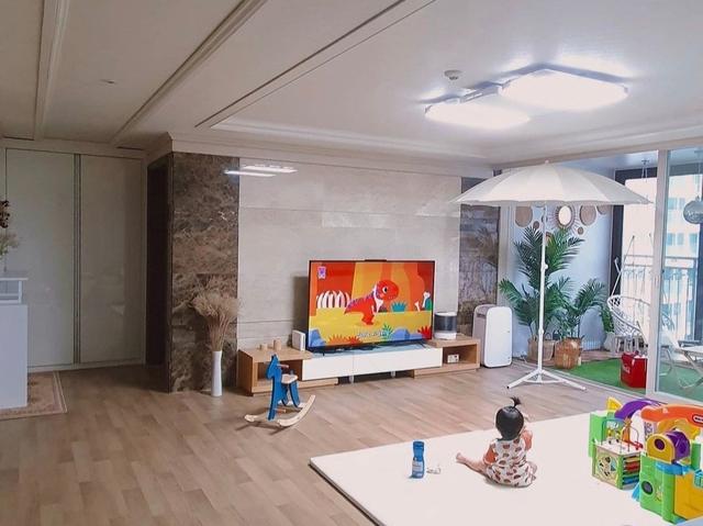 二胎妈妈晒出家居照,因阳台布置而走红,网友:有娃一定跟着学!