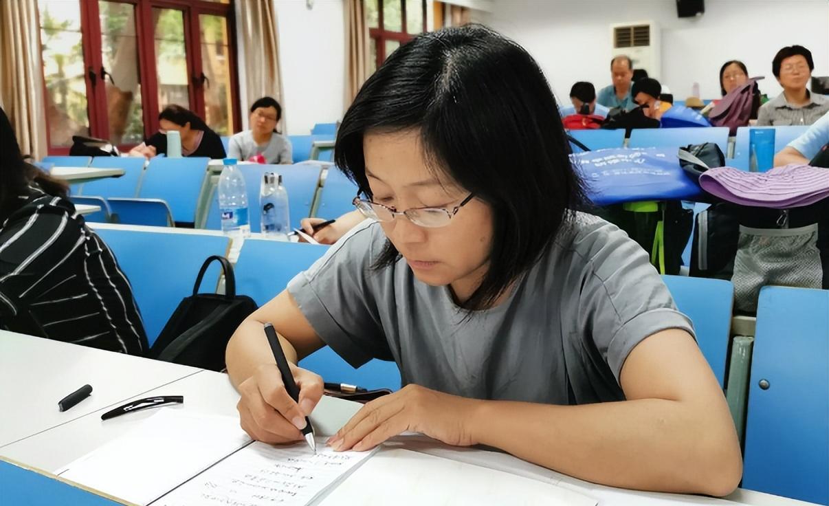大学老师工资有多高？北大教师晒出工资单，网友看后难以置信