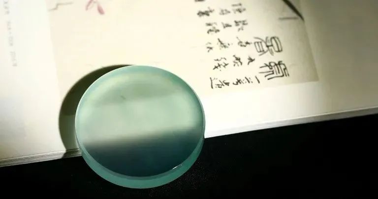 翡翠手镯|诱人的高冰玻璃地翡翠手镯心