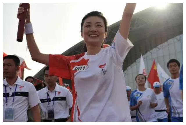 周涛|主持人周涛:与姚科离婚后,转身再嫁富豪路云,只对女儿心中有愧