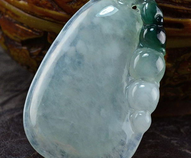 冰种翡翠|翡翠有棉点就不能买,这是无稽之谈,有些可以另当别论