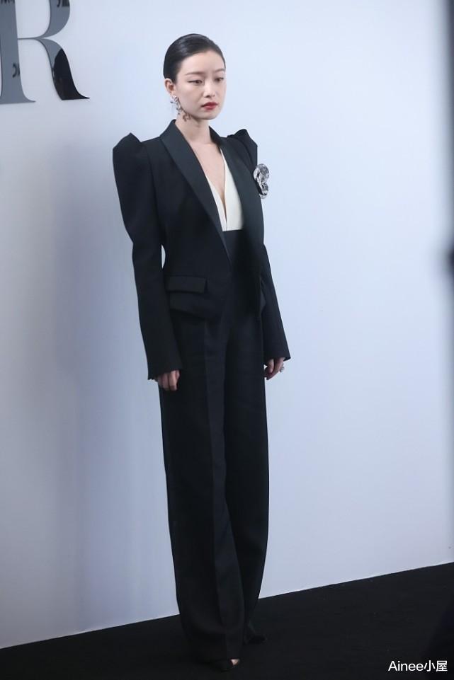 亚麻|倪妮真是文艺又率性，亚麻套装穿得宽松简约，藏住身材却显出气质