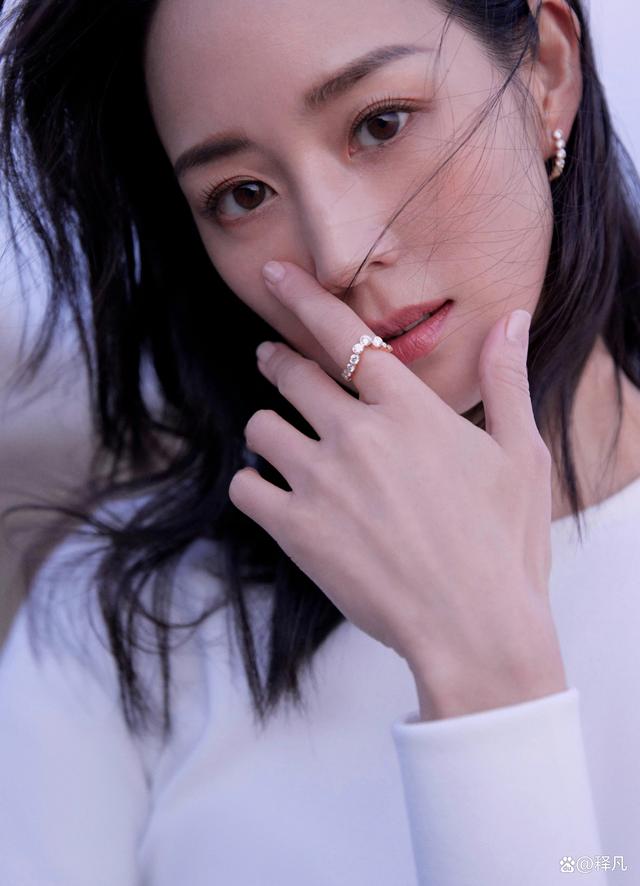 张钧甯|张钧甯一袭白色露腰长裙温柔靓丽!曼妙身材性感绝美