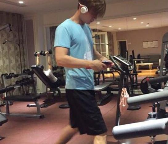 参观魏千翔住的豪宅，家里设有健身房坚持健身，难怪身材这么好