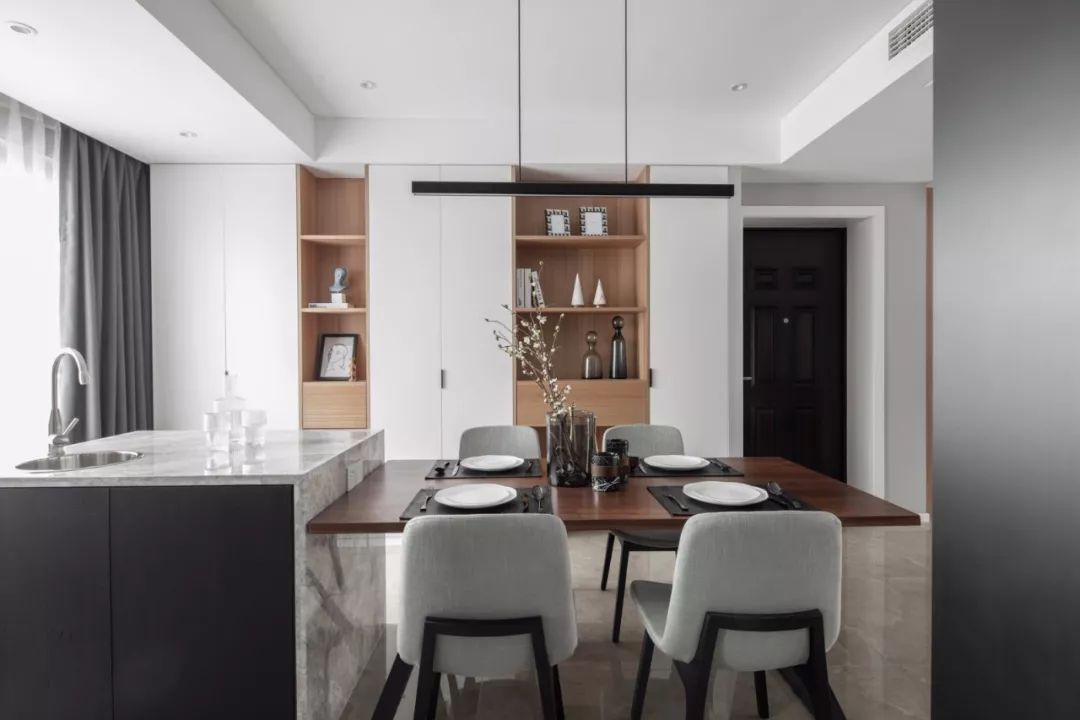 玄关柜整面到顶,收纳足了,但真算起来,还不如局部做高低台好用