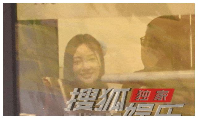 李小璐喝咖啡被拍，头戴蓝花打扮嘻哈，离婚三年穿搭风格大变