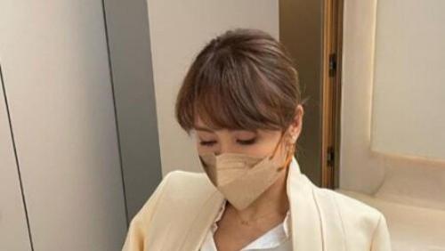 黎姿|50岁黎姿近照曝光，坐轮椅又拄拐杖现身，自揭最新伤势