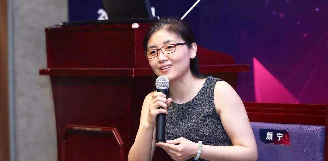 颜宁当选美国两院院士,曾是清华最年轻的博导,被骂叛国却不后悔