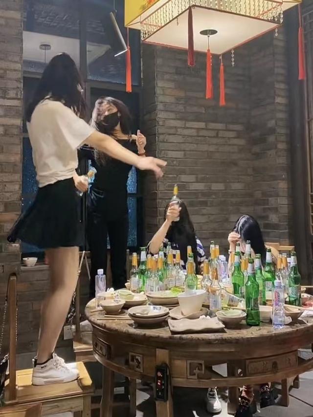 4名女子喝几十瓶啤酒,喝醉在包厢内跳舞,其中2名女子站在椅子上