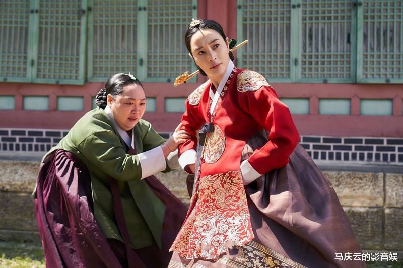 王后伞下|《王后伞下》首播，金惠秀金海淑主演，鸡妈和鸡娃版“甄嬛传”