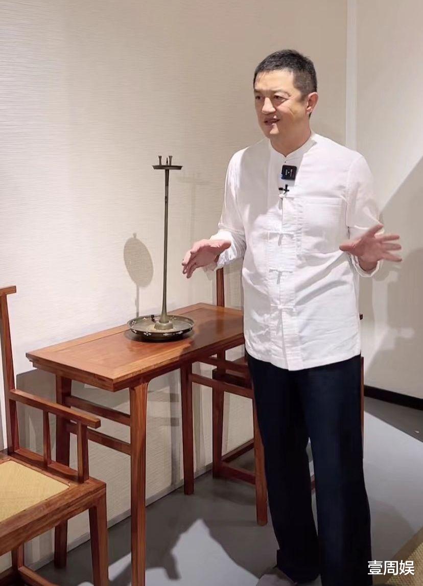 李亚鹏|50岁李亚鹏直播显憔悴，眼袋突出老态明显，网友要求关闭打赏！