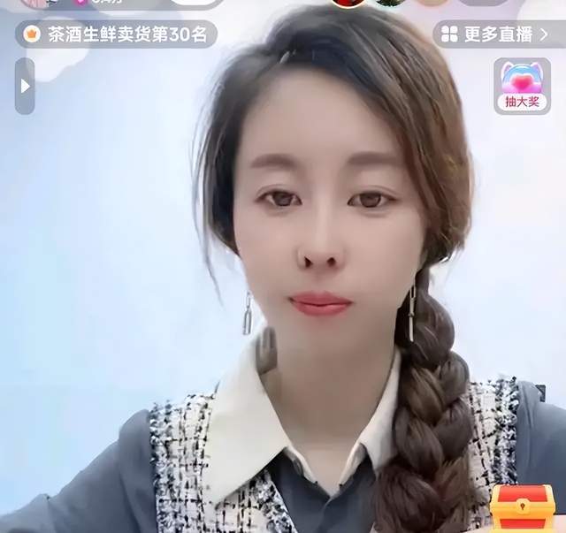 二郎腿|田静女儿翘二郎腿吃零食,田舅舅抖腿吃萝卜,抖腿行为被嘲没教养