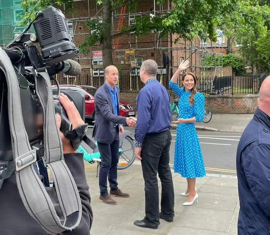 戴安娜|威廉夫妇与民同乐！凯特穿波点裙跟小朋友互动，比戴安娜还接地气