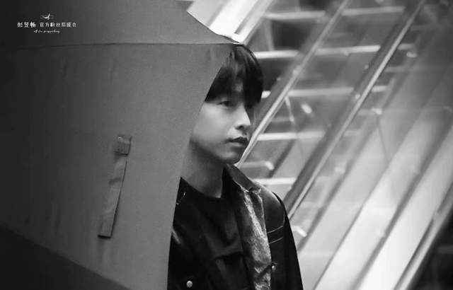 彭昱畅|彭昱畅录制节目皮衣造型路透,瘦回去了颜值也提高了