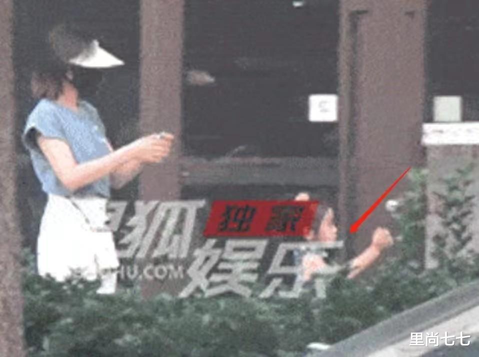 高圆圆带女儿玩，3岁女儿侧脸五官饱满，她少女风打扮太嫩了