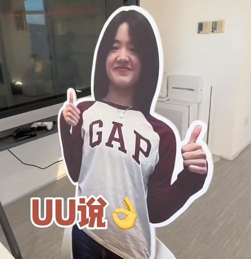 崔晋|崔晋太爱妹妹,在办公室放置李勒优人形立牌,还放店门口招揽顾客