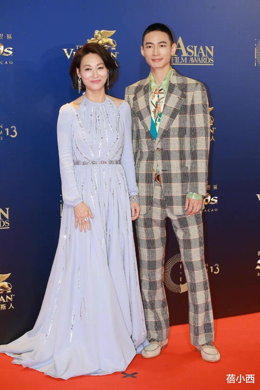 短发 惠英红太会保养了，穿蓝色连衣裙配波波头短发，完全看不出62岁