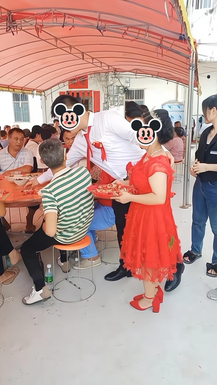 男子一诺千金,不顾父母反对,明媒正娶比自己矮很多的女子