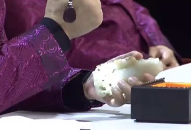 玉雕|藏友带和田玉雕件鉴定，虽然有真品证书，但不一定是真正的和田玉