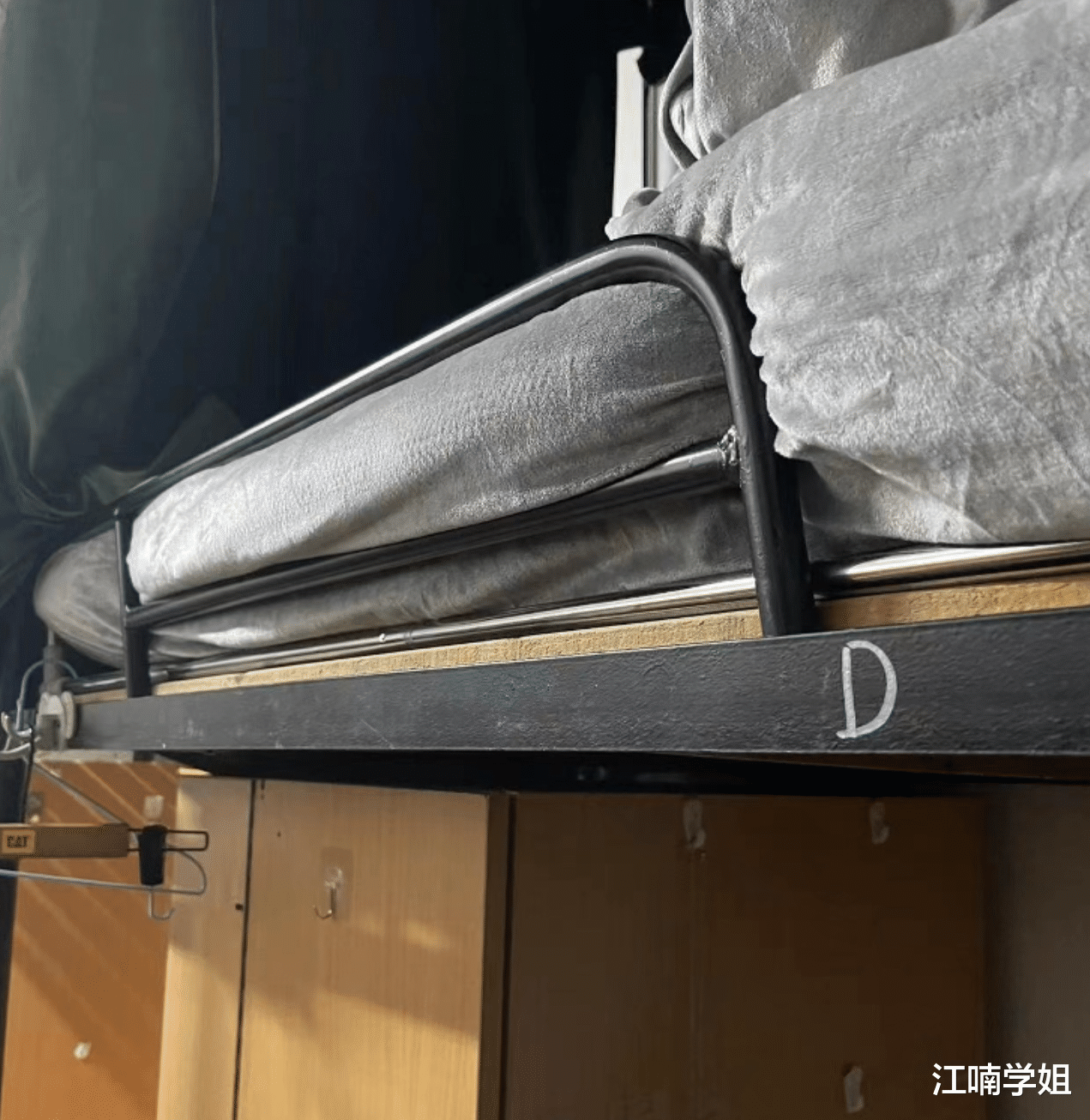 22岁女学生,熟睡中从床上坠落导致“死亡”,家长质疑床架不合格