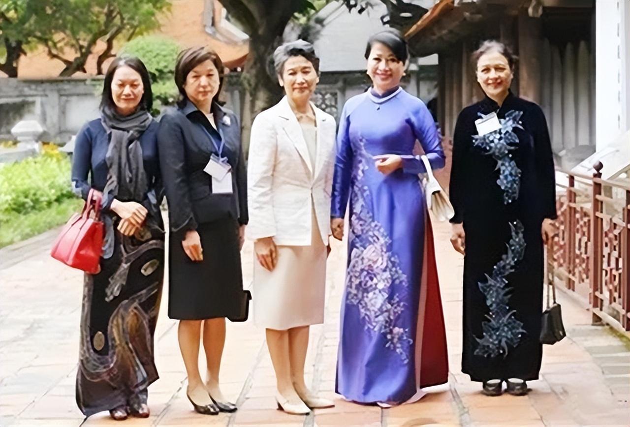 穿衣搭配|越南第一夫人:圆润的旺夫脸,身穿奥黛优雅霸气,儿女双全特爱笑