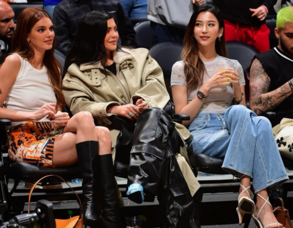 肯达尔·詹娜|华裔美女金诗迪现身NBA赛场，穿着休闲气质大方，抢走詹娜风头