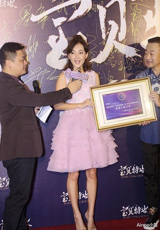 韭菜 牛莉穿衣真娇嫩，芭比粉裙配黑色长靴，纤细身材真是没得挑