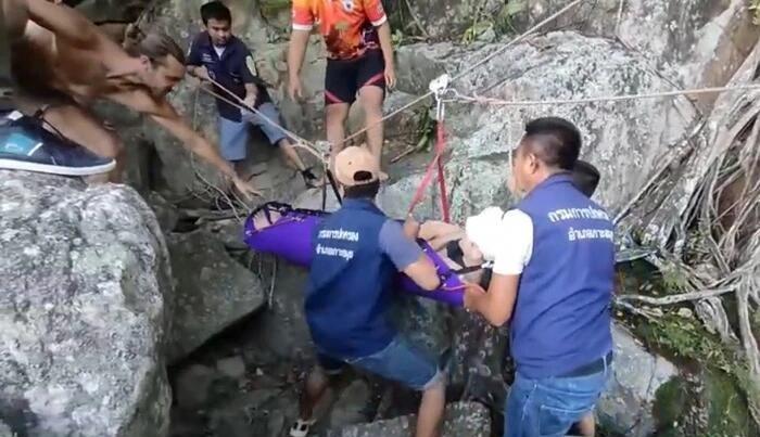 无视警示牌！外国游客泰国瀑布失足坠崖后获救