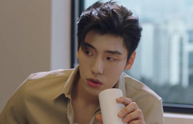 浓妆 男演员的浓妆让人出戏:有人脸比脖子白,有人画红唇演侠客