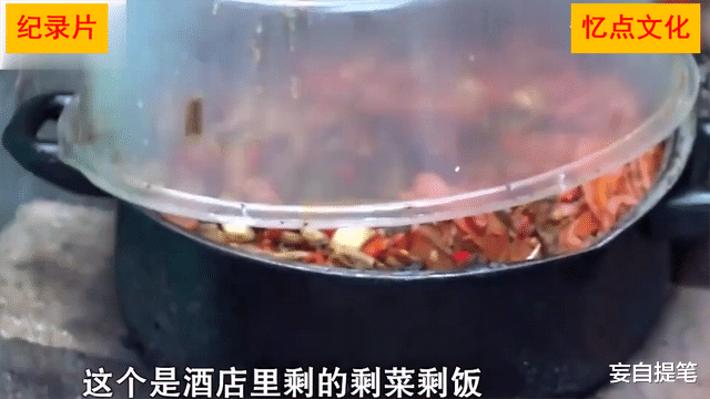 继母教唆丈夫虐待儿子,晚年沦落捡垃圾吃泔水,邻居:活该