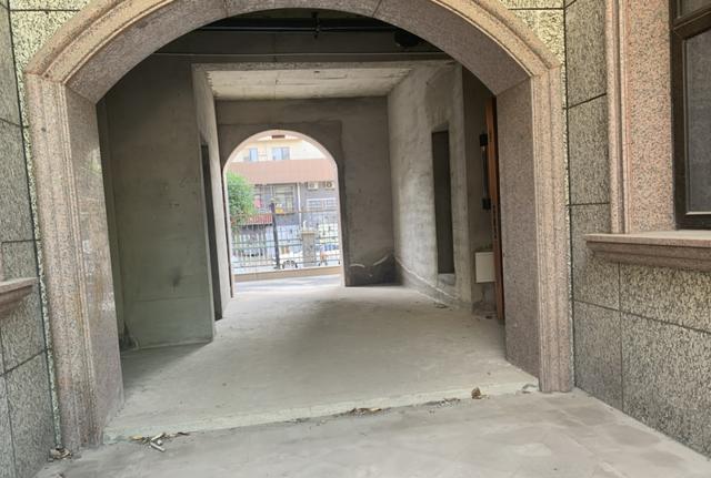 别墅|有钱任性?数十栋“东湖别墅”空置近10年,无人入住!