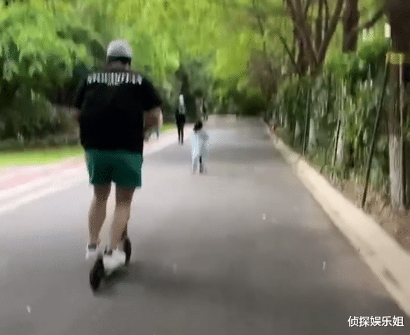 陈赫|陈赫退股贤合庄引争议，陈妈妈晒儿子儿媳现状，开心陪娃不受影响