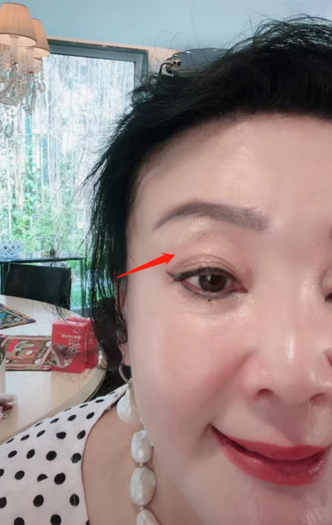 张兰|汪小菲离婚风波持续发酵，张兰忙直播卖货，强颜欢笑眼圈泛红