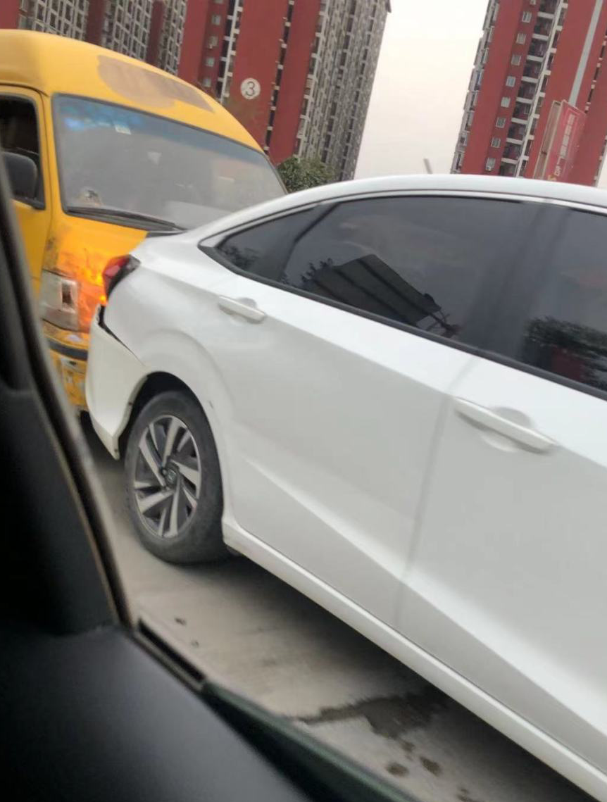 梧州市毅德城发生快递车追尾小车事件,到底是谁的错?
