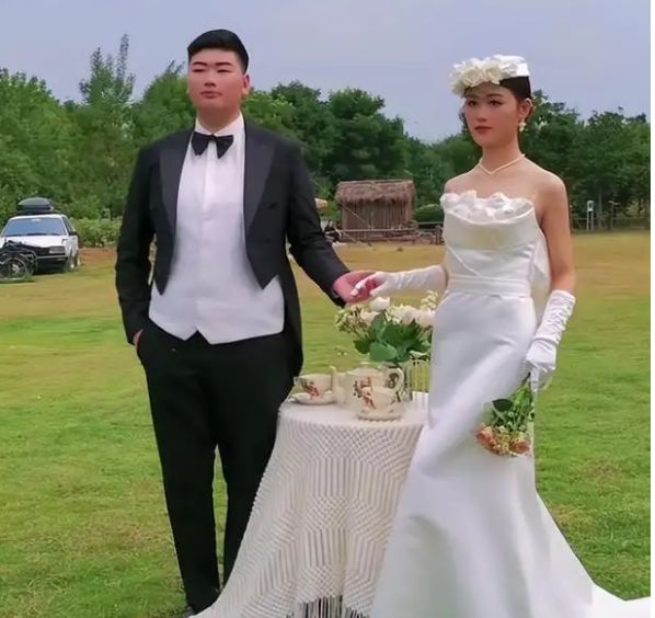 陈萌|大衣哥新儿媳陈萌晒美照，黄金手镯戴在袖子上，被质疑是在炫富