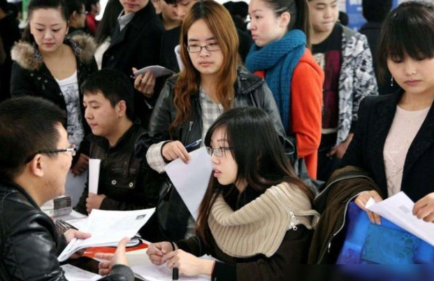 大学生|大学生找工作的“怪现象”，月薪3000竞争激烈，月薪1万无人问津