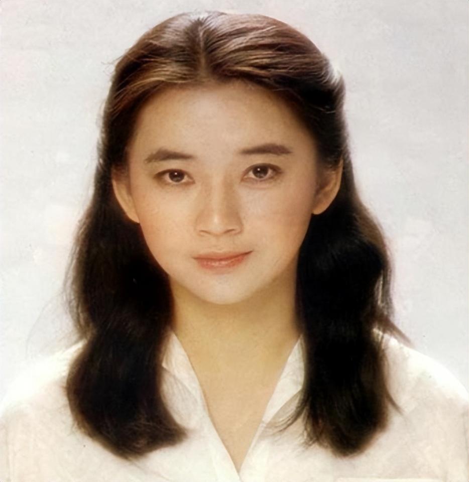 胡慧中|胡慧中：林青霞的接班人，挚爱的两个男人，一个惨死一个锒铛入狱