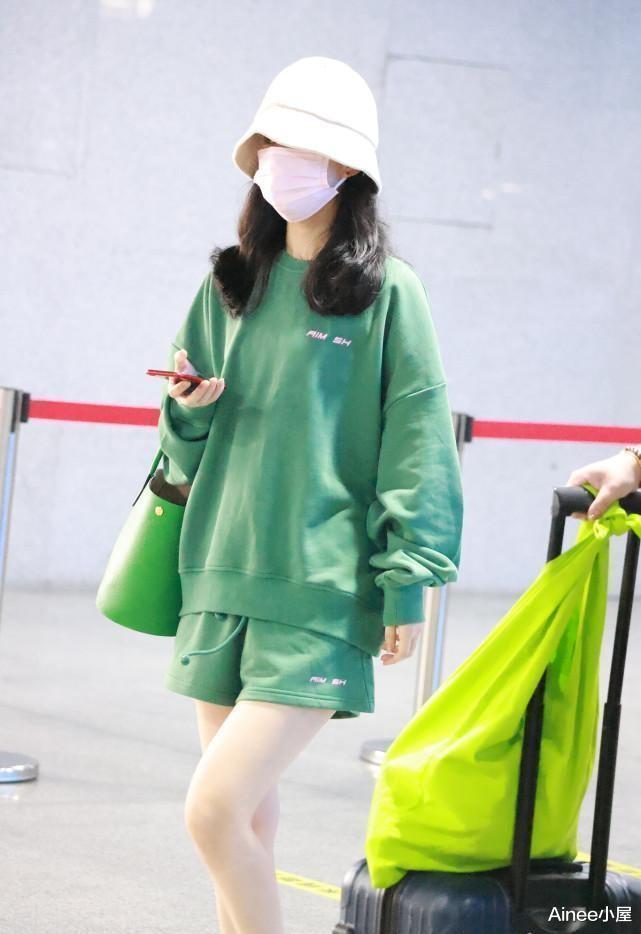 赵丽颖|赵丽颖全绿搭配好亮眼，运动装也能显出好身材，少女感一点没减