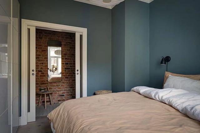 他家69㎡,蓝丝绒沙发很妙,红砖墙很养眼,一个人的时光很精致