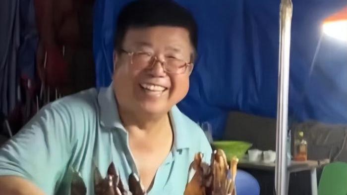 老工程师夜间摆摊卖鱿鱼，却培养出了高知儿女，果然是人不可貌相