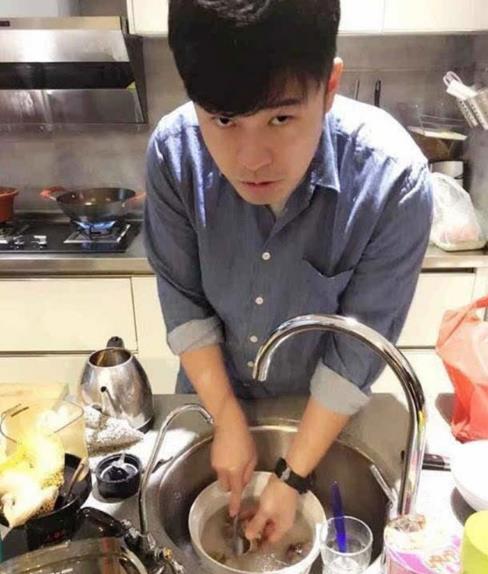 晒晒陈赫现实的家,装修跟普通人家一样,如今把心思都放在女儿上