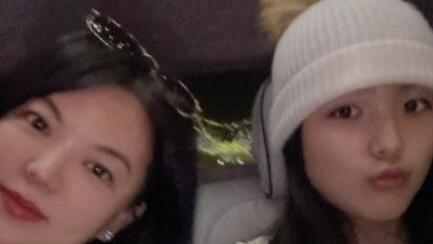 |李湘终于挽回富婆颜面！国外高调秀百万星空豪车自拍，女儿打扮豪横像富二代